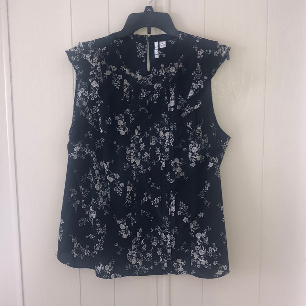 NWOT Elle floral flutter sleeve pleated blouse
